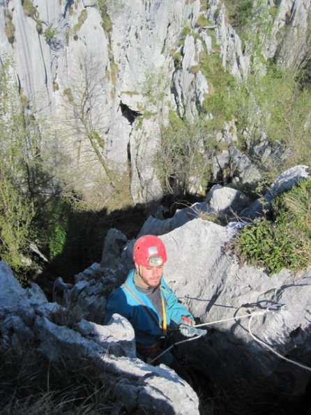 Bajando a la dolina de entrada del C157